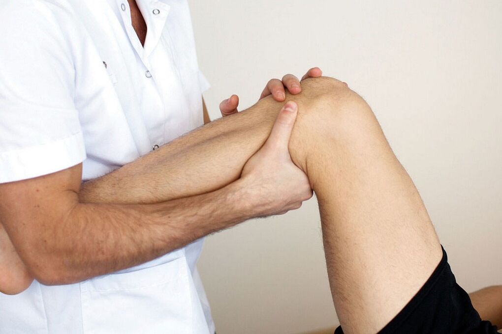 lekár vyšetrujúci koleno s artrózou